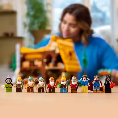 LEGO 43242 Disney Princess Hófehérke és a hét törpe házikója