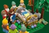 LEGO 43242 Disney Princess Hófehérke és a hét törpe házikója