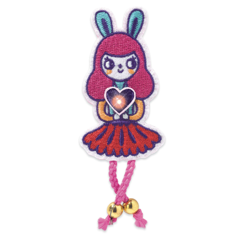 E-textil műhely - Nyuszilány kitűző - Brooch - Bunny girl – alternatív kép 2