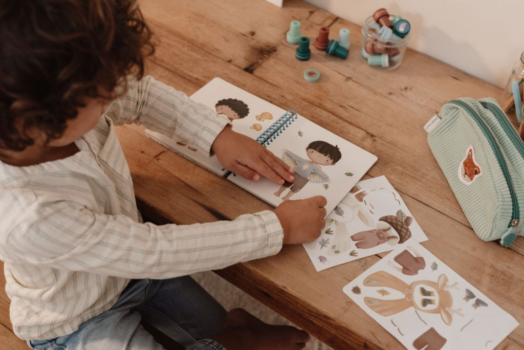 Little Dutch öltöztess fel matricás füzet - Forest Friends – alternatív kép 2