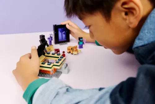 LEGO® Minecraft® - 21584 - Utazás az Alvilág kapujához és a Végportálhoz 