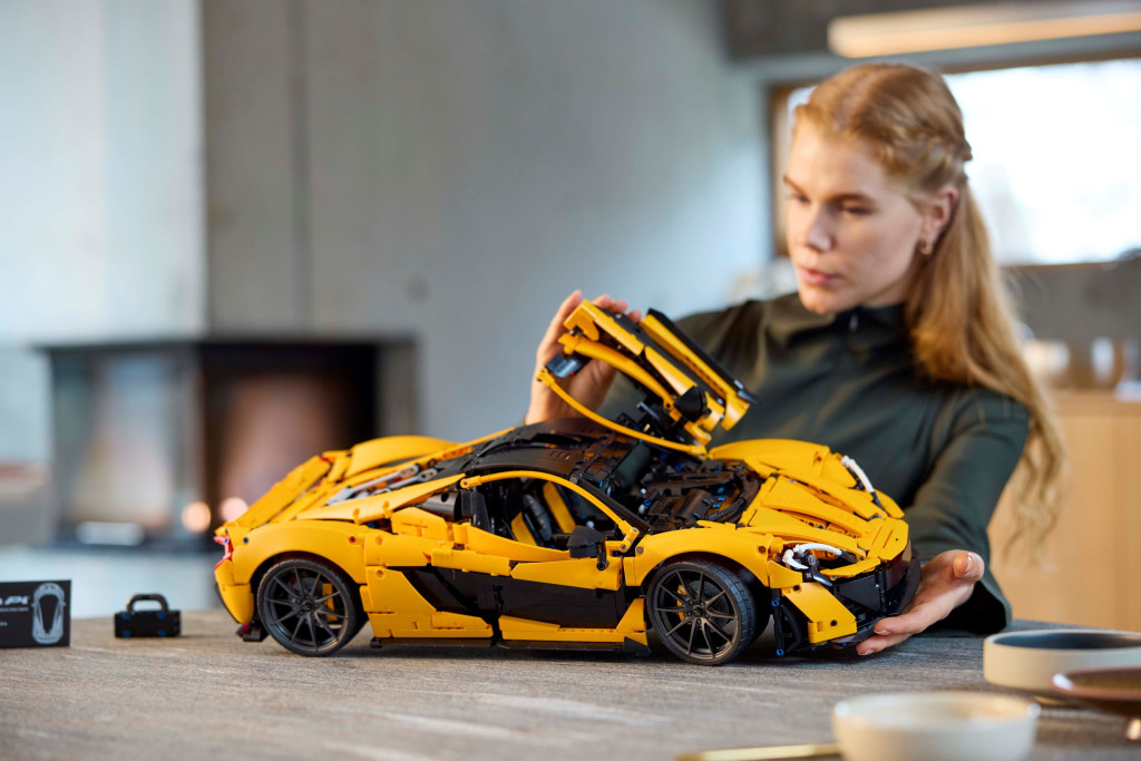 LEGO Technic McLaren P1™ alternatív kép 1