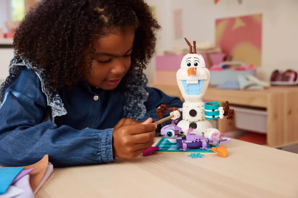 LEGO® Disney™ - 43287 - Jégvarázs - Olaf és Bruni vidám piknikezése – alternatív kép 1