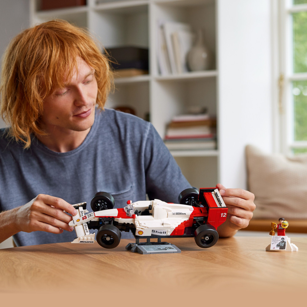LEGO 10330 Icons McLaren MP4/4 és Ayrton Senna – alternatív kép 2