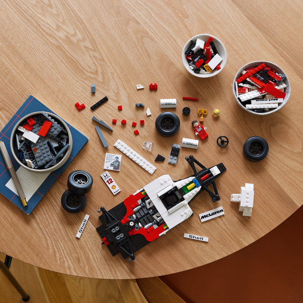 LEGO 10330 Icons McLaren MP4/4 és Ayrton Senna – alternatív kép 3
