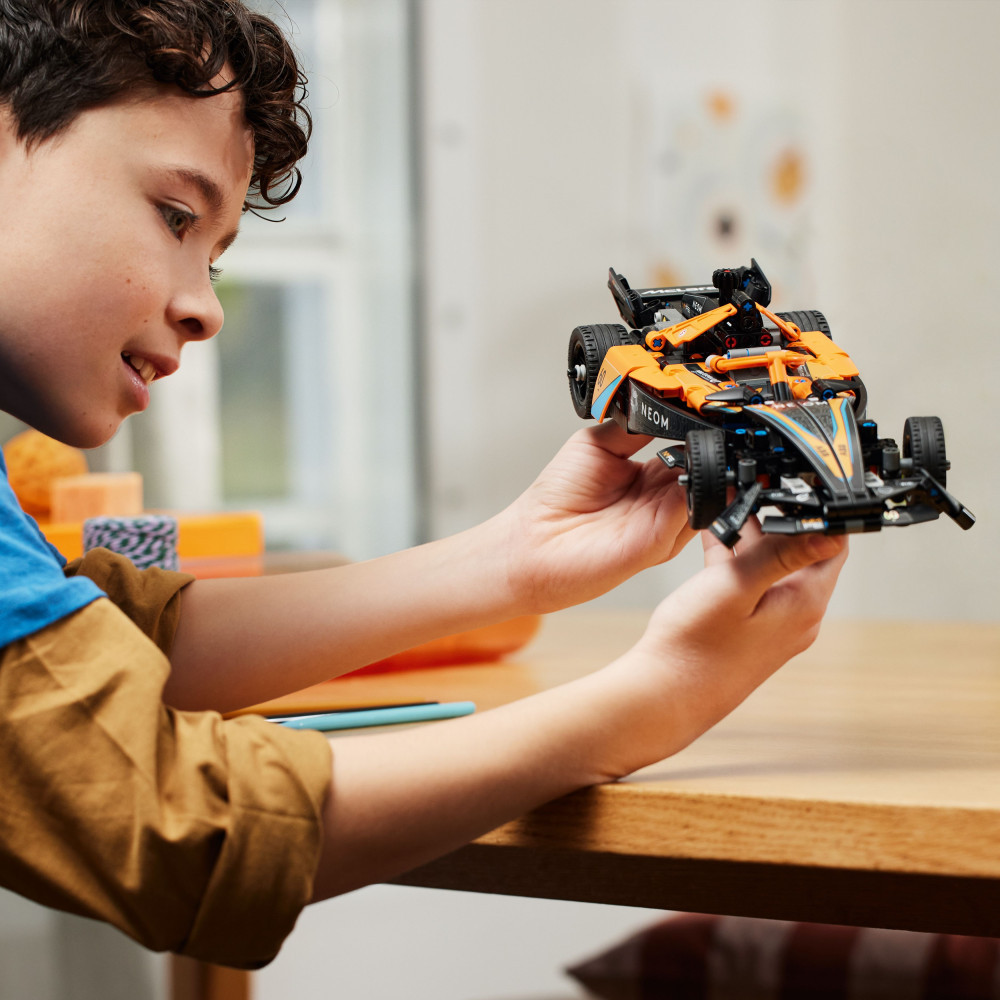 LEGO 42169 Technic NEOM McLaren Formula E Race Car – alternatív kép 3
