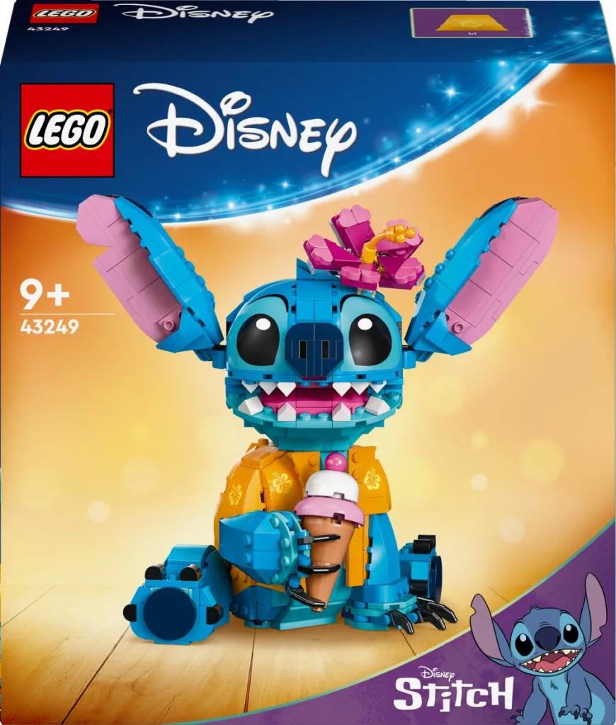 LEGO Disney Classic Stitch figura virággal a kezében, háttérben trópusi ing