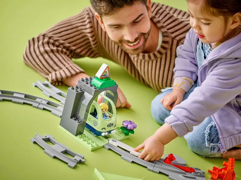 LEGO 10425 DUPLO Town Vonatalagút és sínek kiegészítő szett – alternatív kép 2
