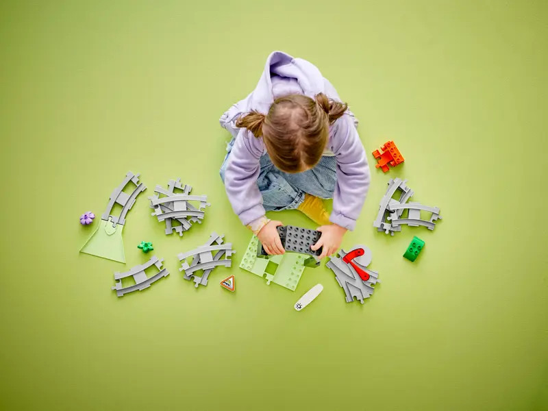 LEGO 10425 DUPLO Town Vonatalagút és sínek kiegészítő szett – alternatív kép 3