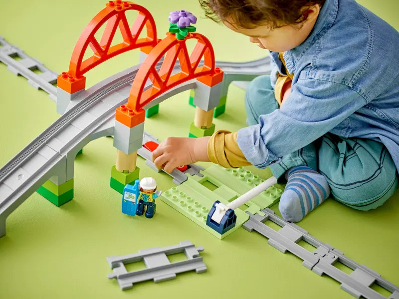 LEGO 10426 DUPLO Town Vasúti híd és sínek kiegészítő szett – alternatív kép 3