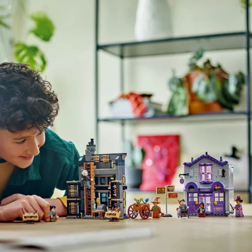 LEGO 76439 Harry Potter Ollivander és Madam Malkin talárszabászata, 6–8 év, Többszínű