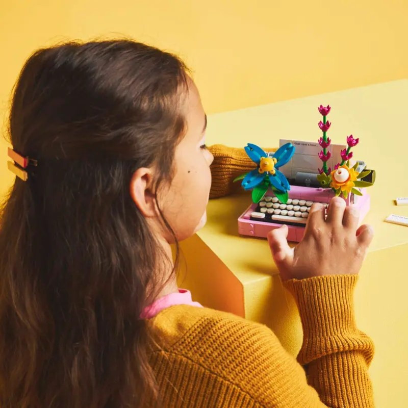 LEGO 31169 Creator Írógép virágokkal – alternatív kép 3