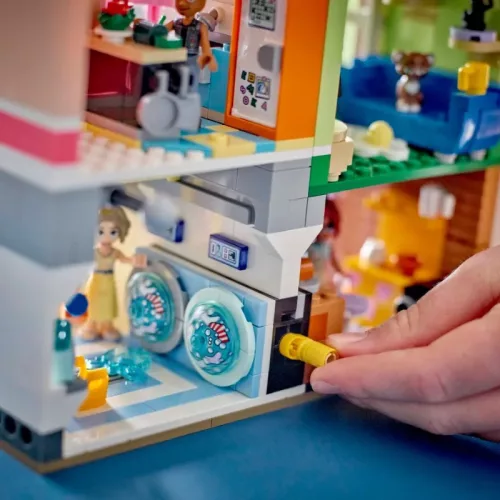 LEGO 42670 Friends Heartlake City lakások és üzletek