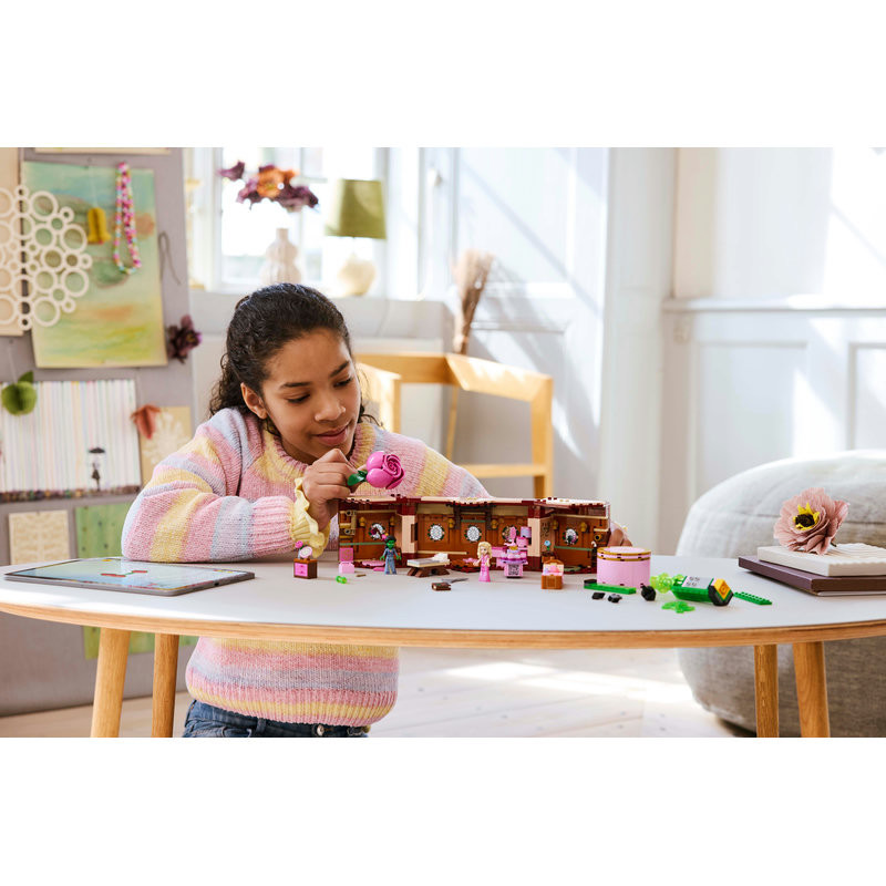 LEGO 75683 Wicked Glinda és Elphaba kollégiumi szobája – alternatív kép 3