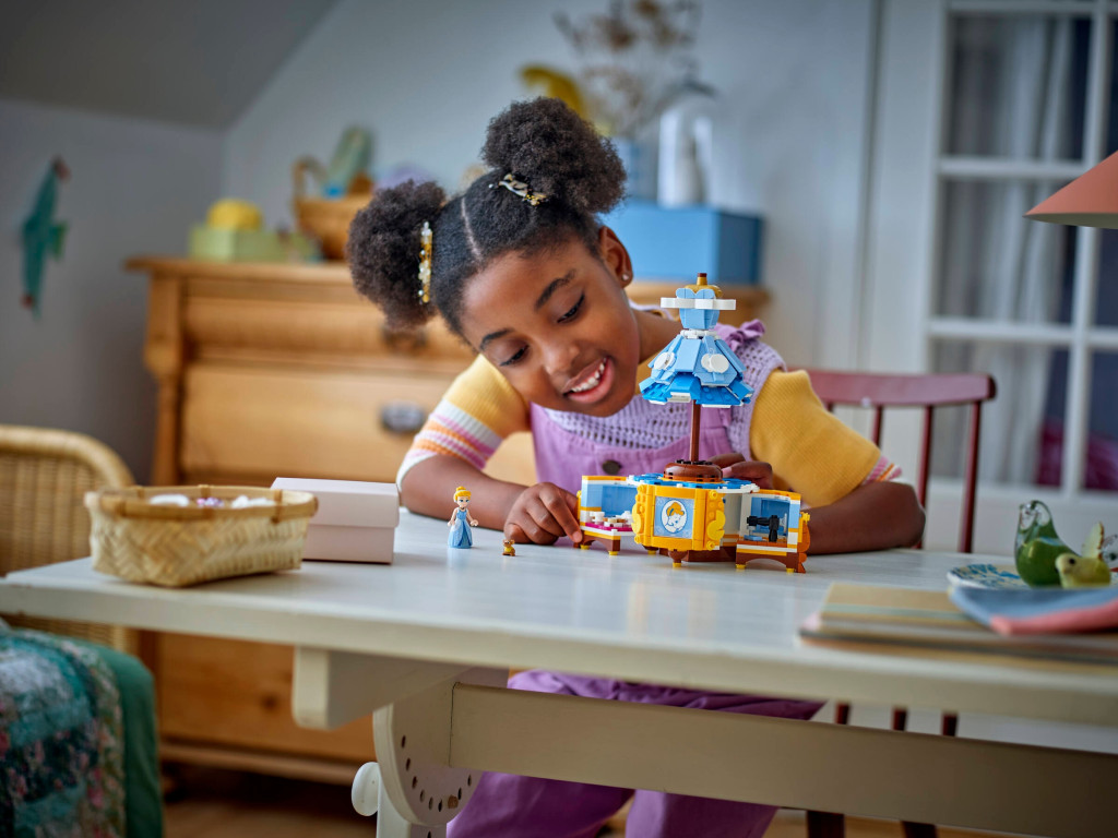 LEGO 43266 Disney Princess Hamupipőke ruhája – alternatív kép 3