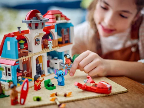 LEGO 43268 Disney Lilo és Stitch tengerparti háza