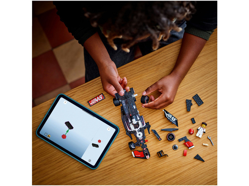 LEGO 77250 Speed Champions MoneyGram Haas F1 – alternatív kép 3