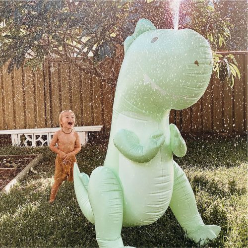 Sunnylife felfújható óriás spriccelő játék - Surfing Dino – fő nézet