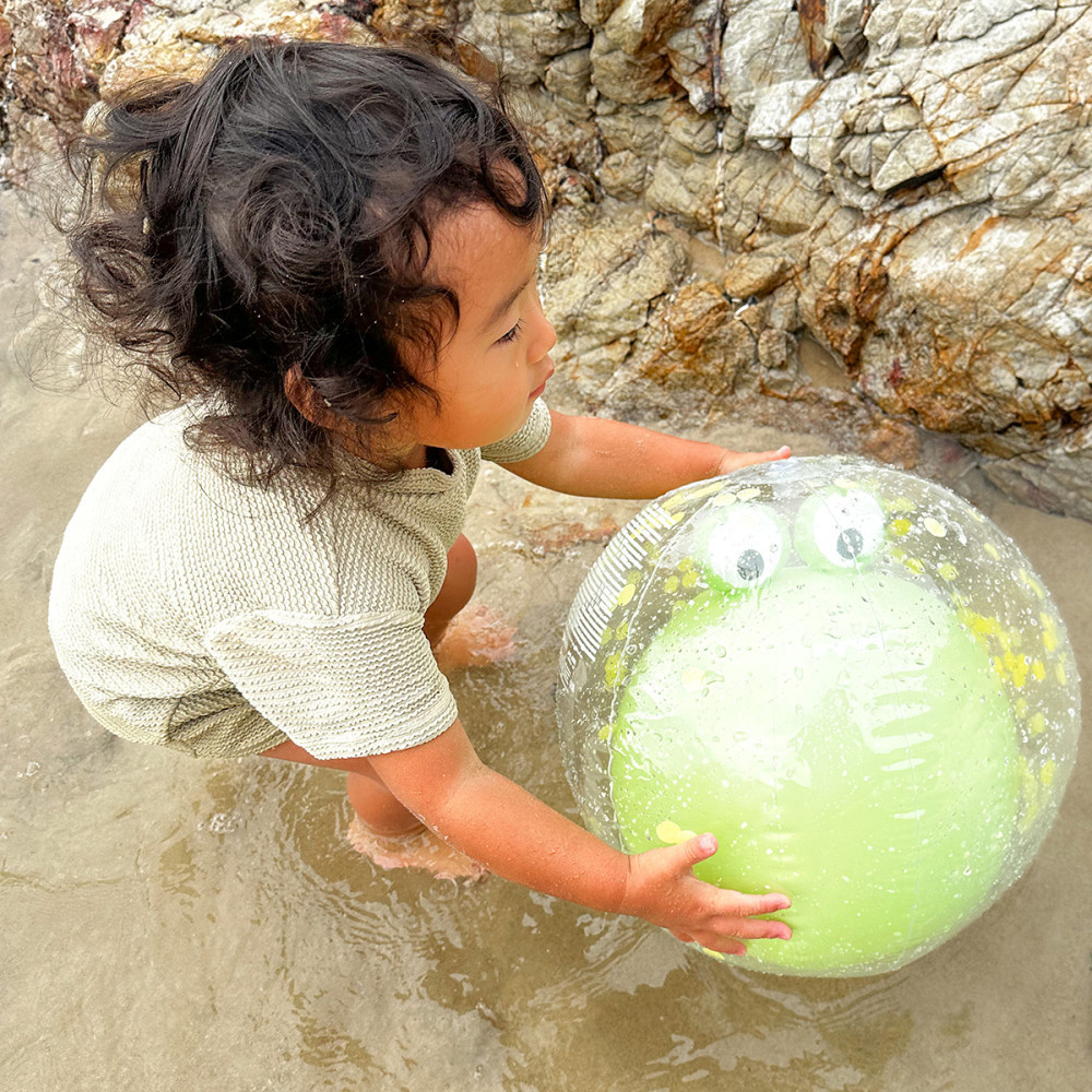 Sunnylife 3D felfújható strandlabda - Cookie the Croc Light Khaki – alternatív kép 1