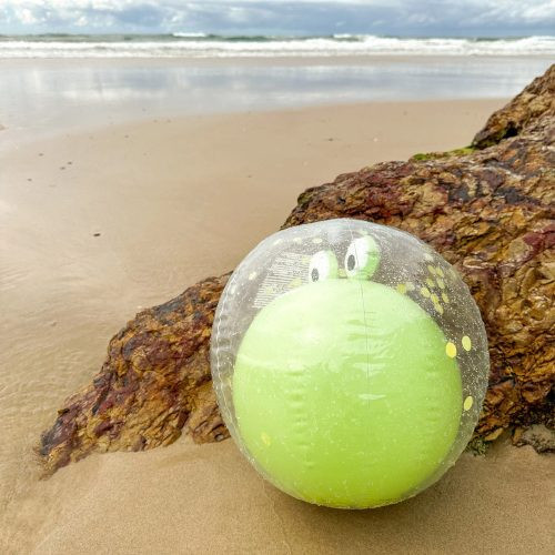 Sunnylife 3D felfújható strandlabda - Cookie the Croc Light Khaki – alternatív kép 2