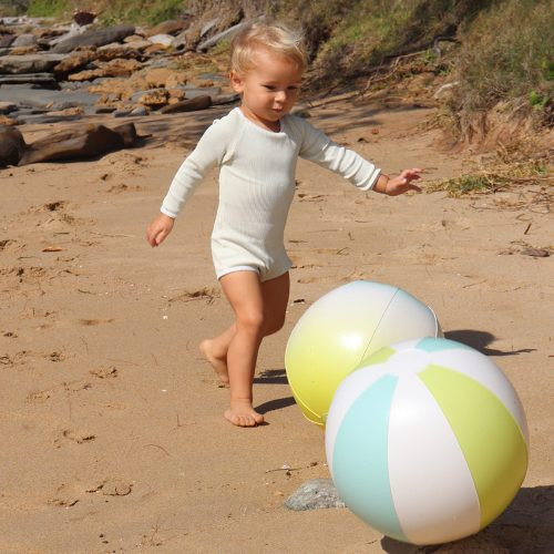 Sunnylife felfújható strandlabda szett - Salty the Shark – alternatív kép 1