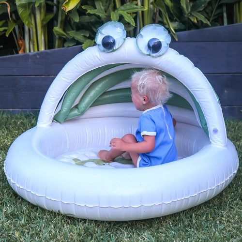 Sunnylife felfújható baba pancsoló kupolával - Cookie the Croc Khaki – alternatív kép 1