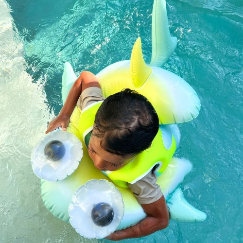 Sunnylife gyerek úszógumi hátul nyitott - Salty the Shark – alternatív kép 1