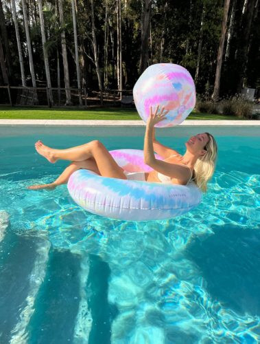 Sunnylife úszógumi - felfújható strandlabdával Tie Dye – alternatív kép 1