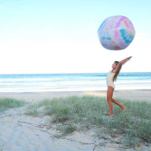 Sunnylife Oriás felfújható strandlabda - Tie Dye – alternatív kép 1