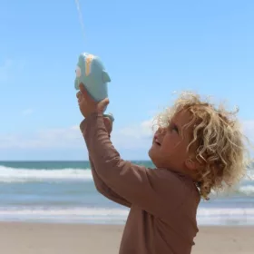 Sunnylife vízspriccelő - Shark Pastel Blue