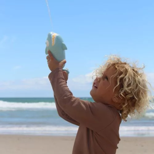 Sunnylife vízspriccelő - Shark Pastel Blue