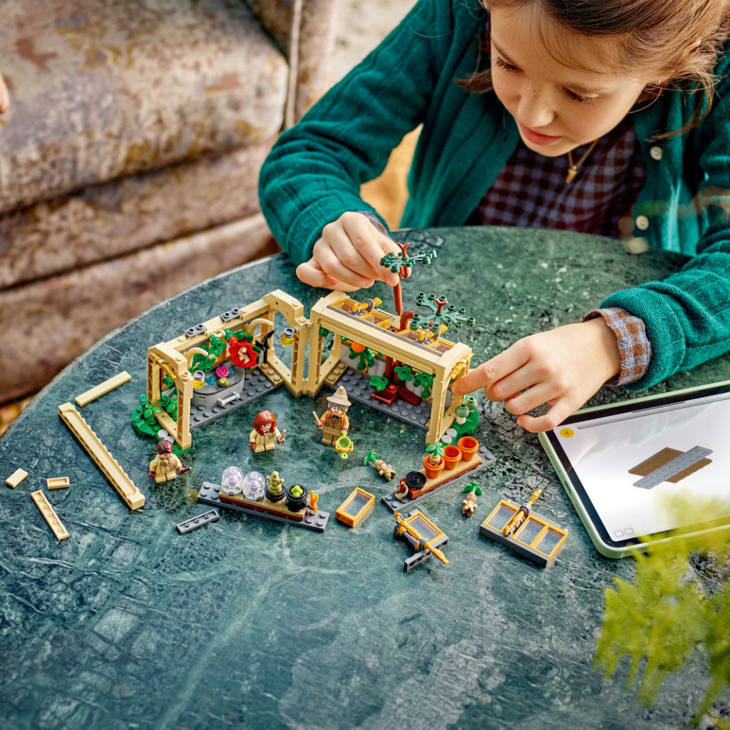 LEGO® Harry Potter 76445 - Gyógynövénytanóra – alternatív kép 2