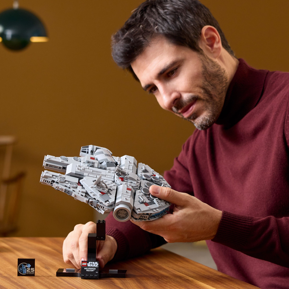 LEGO 75375 Star Wars Millennium Falcon – alternatív kép 2