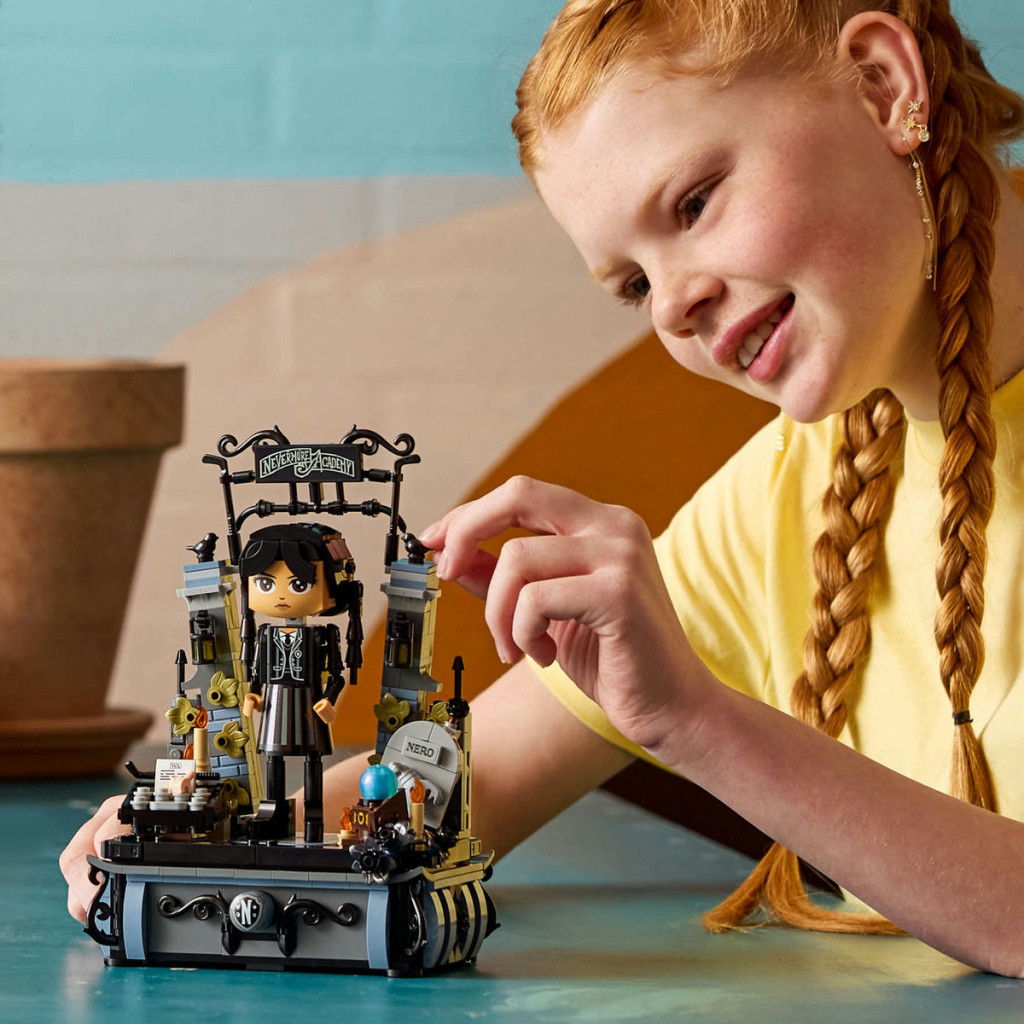 LEGO Wednesday 76780 Wednesday Addams alternatív kép 2 - a szoba berendezése