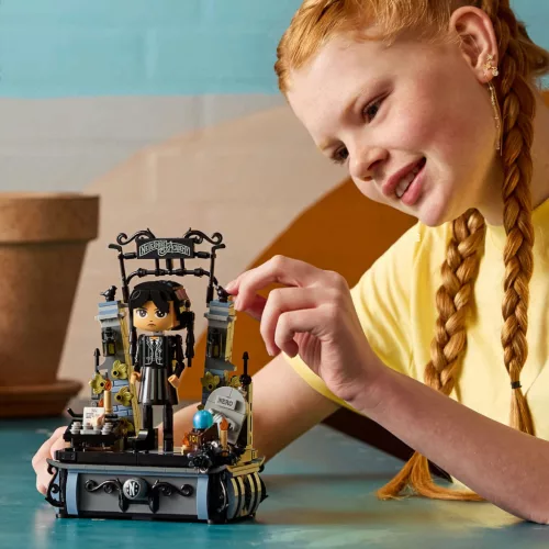 LEGO Wednesday 76780 Wednesday Addams figura