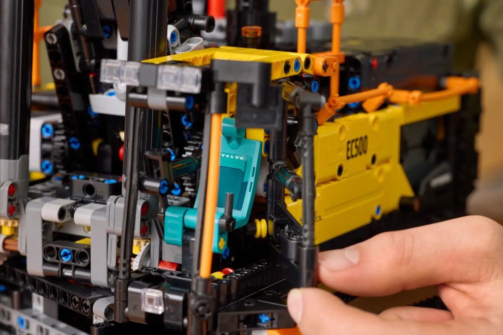 LEGO Technic Volvo EC500 hibrid kotrógép alternatív kép 2