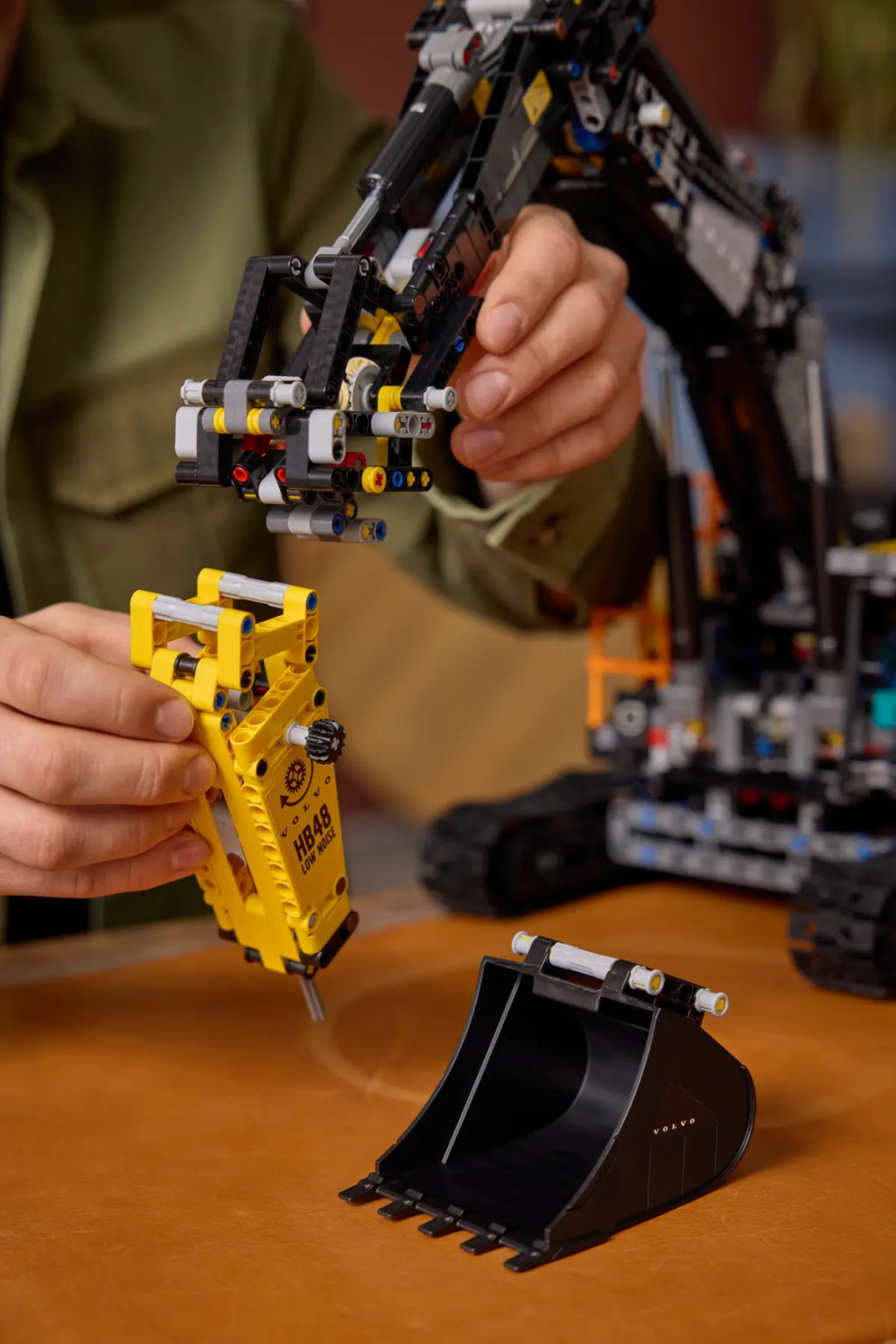 LEGO 42215 Volvo EC500 Hybrid exkavátor – alternatív kép 3