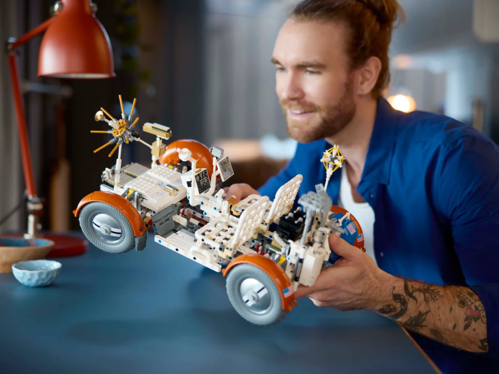 LEGO Technic NASA Apollo holdjáró alternatív kép 1