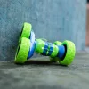 Spin N' Stunt RC autó 1:24 méretarány, zöld/kék, 3–5 év, Többszínű