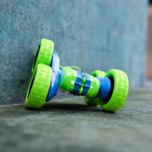 Spin N' Stunt RC autó 1:24 méretarány, zöld/kék, 3–5 év, Többszínű