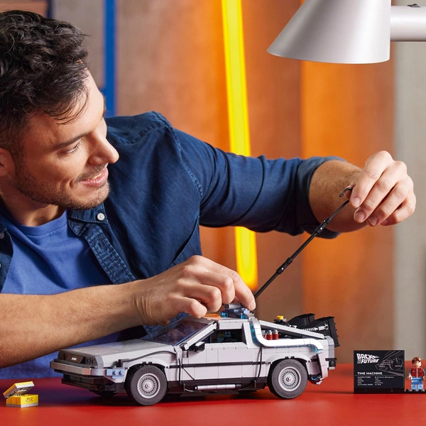 LEGO Icons Az időgép a Vissza a jövőbe DeLorean DMC-12 című filmből 10300 – alternatív kép 3