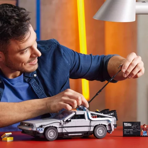 LEGO Icons Az időgép a Vissza a jövőbe DeLorean DMC-12 című filmből 10300