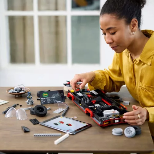 LEGO DC Super Heroes Batman: Batmobile az 1960-as évekbeli tévésorozatból 76328