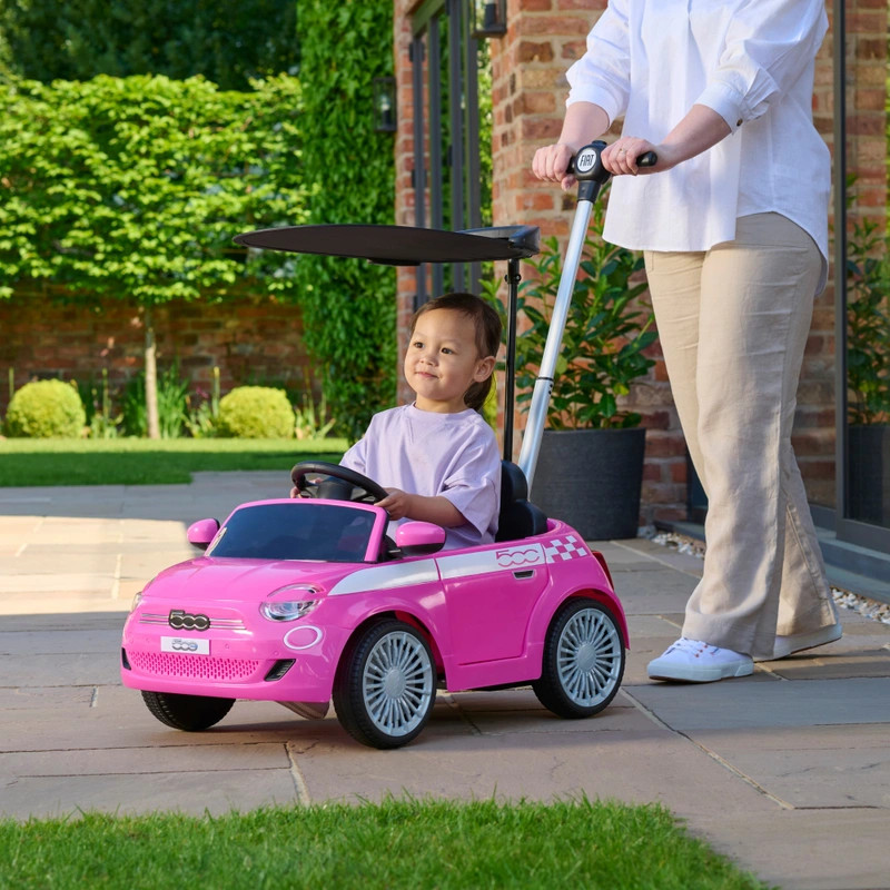Fiat 500e Auto mit Schiebestange und UV-Schutzdach – fő nézet