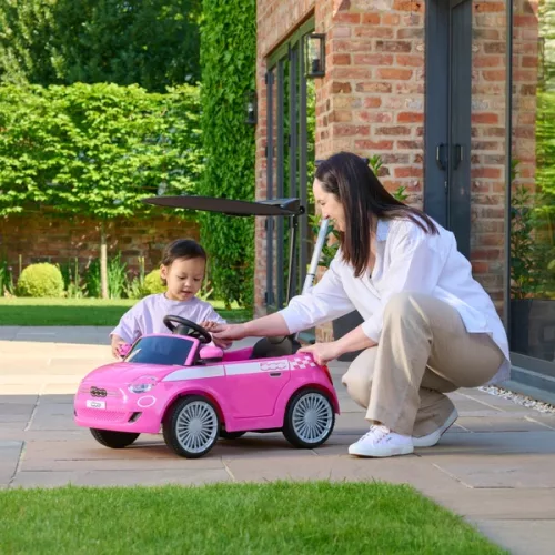 Fiat 500e Auto mit Schiebestange und UV-Schutzdach