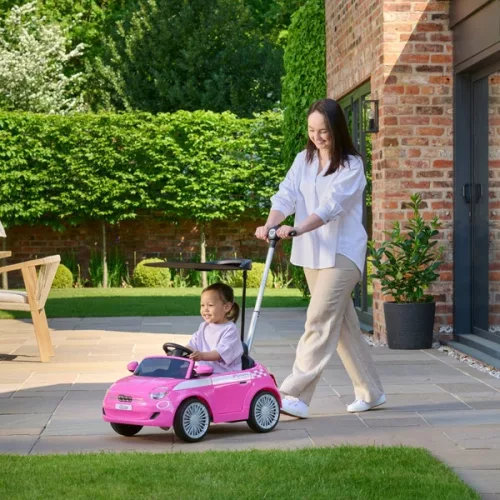 Fiat 500e Auto mit Schiebestange und UV-Schutzdach