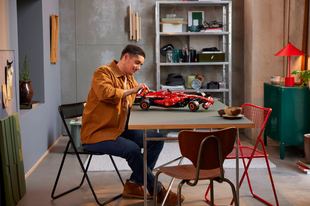 LEGO 42207 Technic Ferrari SF-24 F1 versenyautó – alternatív kép 1