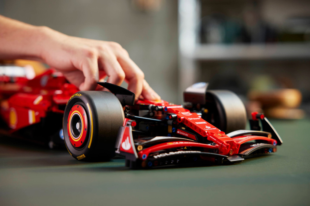 LEGO 42207 Technic Ferrari SF-24 F1 versenyautó – alternatív kép 2
