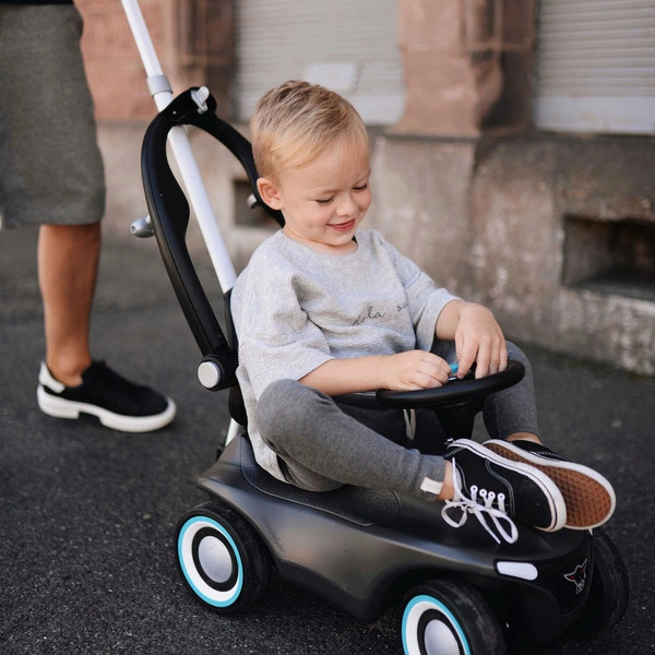 BIG Bobby Car Neo antracit színű, ráülős kisautó BIG Premium tolókarral – alternatív kép 2