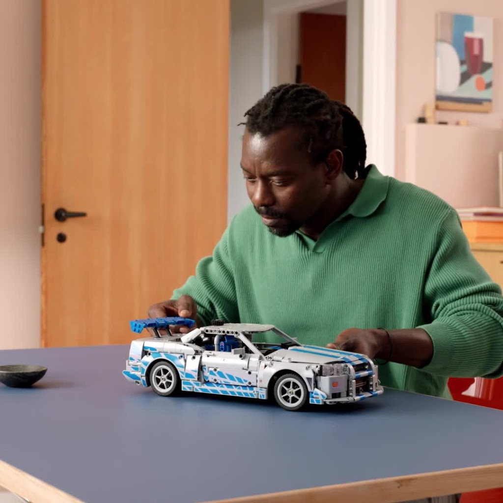 LEGO Technic 2 Halálos iramban Nissan Skyline GT-R (R34) versenyautó 42210 – alternatív kép 2